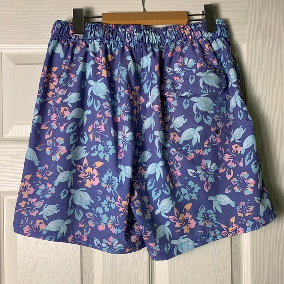 REVOLVE Vintage Summer | Men’s Tropical Turtle Print Swim Trunks - Medium - Picture 3 of 11